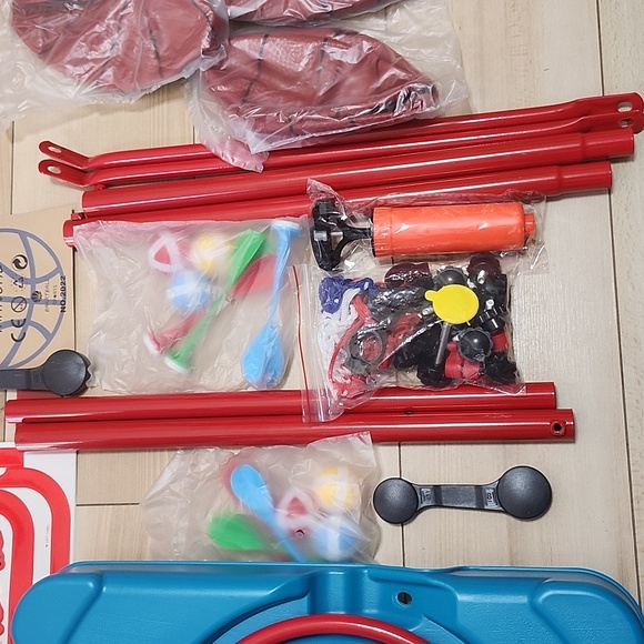 Basketball hoop + darts can be played on the back - Picture 14 of 14